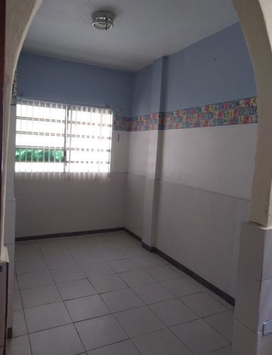 Imagen 5 de 21 de Casa-quinta De Dos Plantas En Calle Cerrada