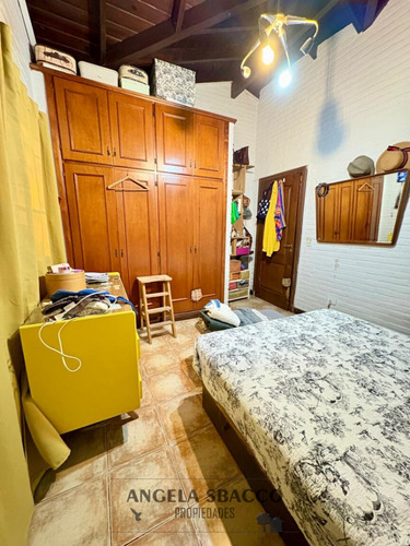 Casa Quinta En Barrio Los Pinos.