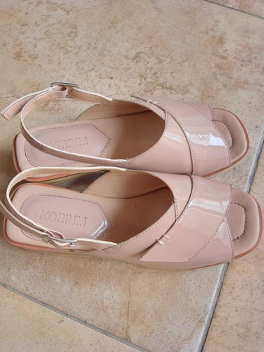 Sandalias En Charol Beige Talle 36 Korium