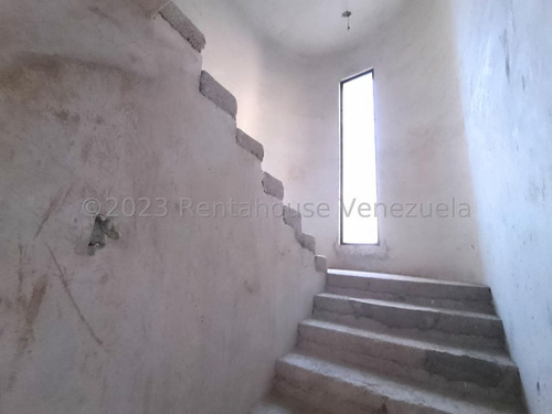 Rent-a-house Vende Townhouse En Obra Gris, En Conjunto Residencial Las Carolinas Ii, Turmero, Estado Aragua, 25-14268 Gf.