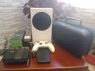 Xbox Series S Con Varios Accesorios.