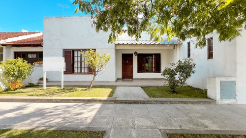 Venta Casa 4 Ambientes Mechongue Con Jardin