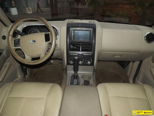 Ford Explorer .