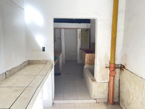 Venta De Galpón 107m²- En San Justo