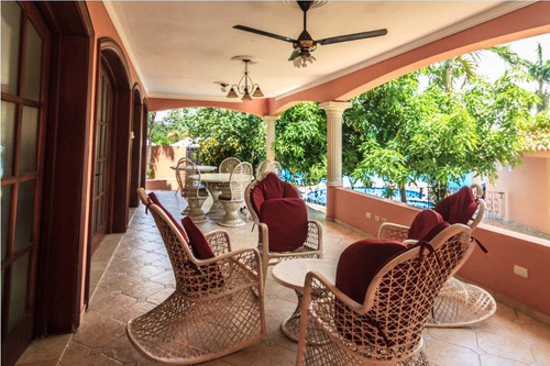 Casa En Venta En Arroyo Hondo Iii, 2 Niveles, Mármol, Caoba, Patio, Balcones Y Piscina, 5 Habitaciones, 3 Y ½ Baños, 2 Cocinas, 3 Terrazas, Patio, Piscina