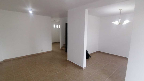 Venta De Casa En La Carola, Cod. 6342290