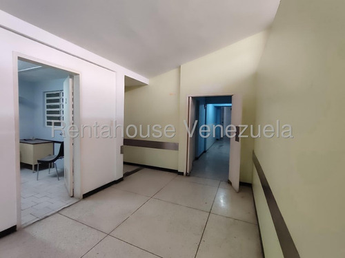 Casa En Alquiler En Zona Comercial Para Cualquier Uso Que Le Quieran Dar Antiguamente Funcionaba La Clínica Ronquillo La Casa Esta Para Ser Remodelada, Ubicada Estratégicamente