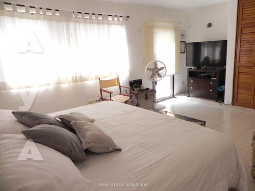 Casa En Venta, 3 Recámaras, 3 Niveles, Cuarto Servicio, Sm 43, Cancún