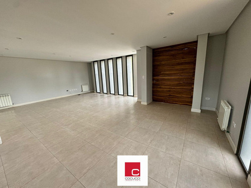 Casa En Venta En El Prestigioso Barrio Privado Dalvian!!