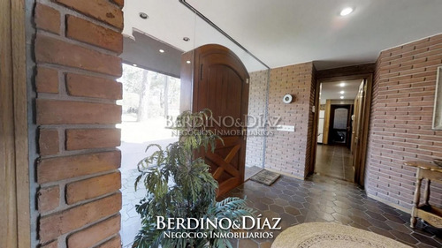 Amplia Y Desarrollada Casa De Excelencia En Barrio Golf- Ref: 365