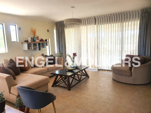 Exclusiva, Moderna Y Amplia Propiedad En Venta