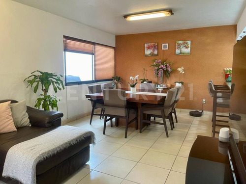 Hermosa Casa Iluminada Con Jardín En Venta 3 Rec/ 3.5 Baños/ 2 Est