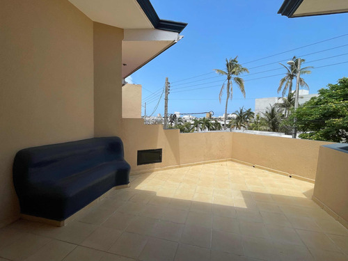 Casa De Dos Niveles En Venta En El Fracc. Virginia En Boca Del Río, Veracruzubicada En Uno De Los Fraccionamientos De Mayor Plusvalía En El Puerto De Veracruz, A 50m De La Ave. Juan Pablo Ii