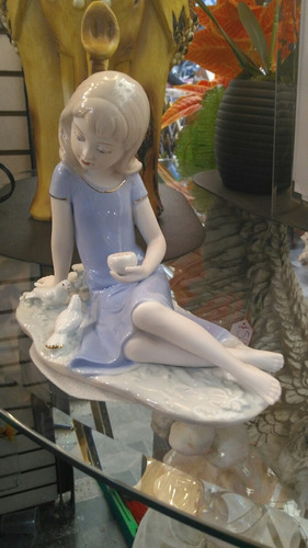 Figura Niña Con Palomas De Porcelana.