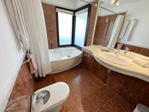 Apartamento En Venta En Primera Linea De Brava De 3 Dormitorios Edificio Arenas Blancas, Punta Del Este.