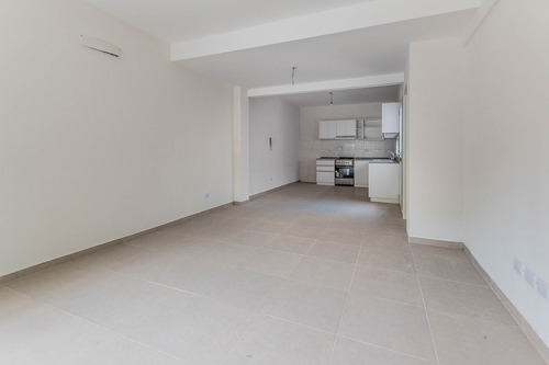 En Venta. Parque Avellaneda. Ph. 3 Amb. Patio Y Terraza Propios. Sin Expensas.