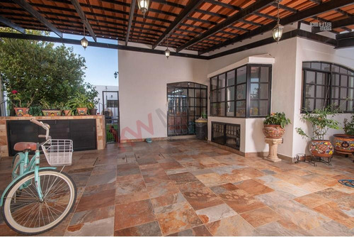 Casa En Venta De Una Planta Autosustentable Y Construida En Dos Lotes En Mayorazgo Residencial.