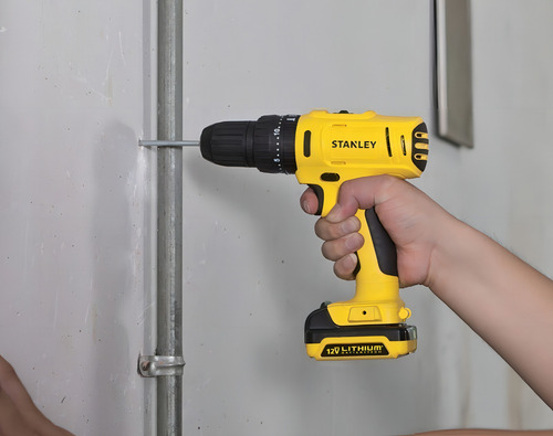 Taladro percutor atornillador inalámbrico de 10mm Stanley SCH12S2K + accesorio con maletín de transporte