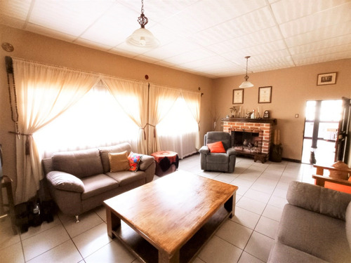 Imagen 14 de 30 de Vendo Hermosa Propiedad, Ubicada En Uno De Los Sectores Mas Selectos De San Lucas Sacatepequez, Incluye Dos Casas Con Amplio Jardin Ideal Para Casa De Campo O Todo Tipo De Negocio