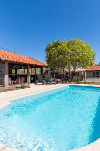 Casa Vacacional. Capacidad Para 12 Personas. Incluye Jardín, Pileta Y Quincho. Grandes Ventanales Con Hermosa Vista A Las Sierras.