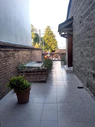 Excelente Chalet 6 Ambientes Con Parque Quincho Y Pileta