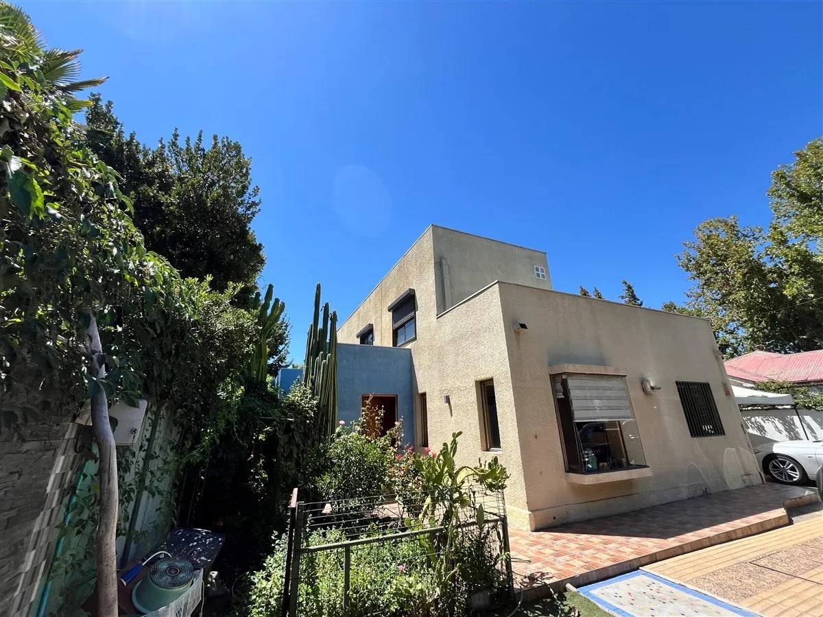 Imagen 2 de 30 de Casa En Venta De 6 Dorm.4 Baños + 4 Estac. En La Reina