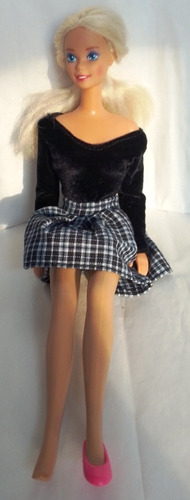 Muñeca Barbie, Mattel, Falda Azul Blusa Negra Vintage 90's (Usado)