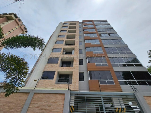 Amplio Apartamento Amoblado En Venta, Urb. Los Caobos, Maracay, Planta Electrica Y Pozo, 25-15272 Mv