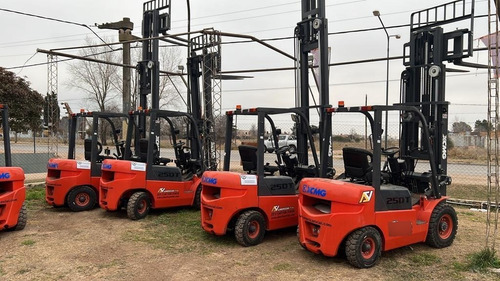 Imagen 4 de 16 de Autoelevadores Triple Torre 2.5 Con Desplazador Lateral