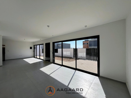 Lomas De Manantiales - Hermoso Duplex De 3 Dormitorios 3 Baños A Estrenar
