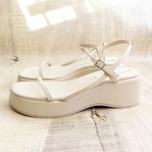 Imagen 2 de 7 de Sandalias Zara Blancas Eco Cuero Como Nuevas