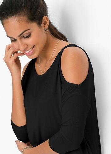 Imagem 7 de 10 de Blusa Feminina Alongada Com Mangas 7/8 Ombros Vazados Preta