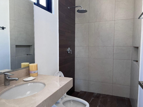Casa En Venta En Mérida, Temozon Norte, Privada Amidanah,a 1 Mes