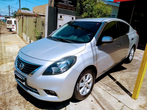 Imagem 1 de 9 de Nissan Versa 2013 1.6 16v Sl Flex 4p
