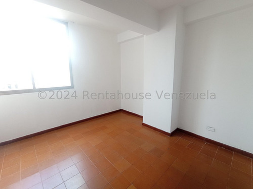 Apartamento En Venta Economico Grande Cómodo Cn 125 Metros 4 Habitaciones 2 Baños Zona Centro Maracay Agua Constante Seguridad Nela 2425950