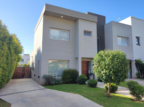 Apto Credito - Casa De Categoría En Venta En Los Olivares