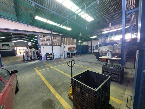 Venta De Galpón. Zona Industrial La Quizanda. Portón De Acceso En El Frente Del Galpón De 4 M. De Altura Con Santamaria. Mr.