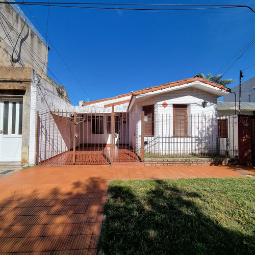 Casa En Venta , 3 Dormi, Patio En Barrio Sarmiento