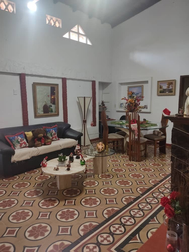 Imagen 4 de 16 de Dos Casas Y Tres Anexos Macarena Sur Los Teques