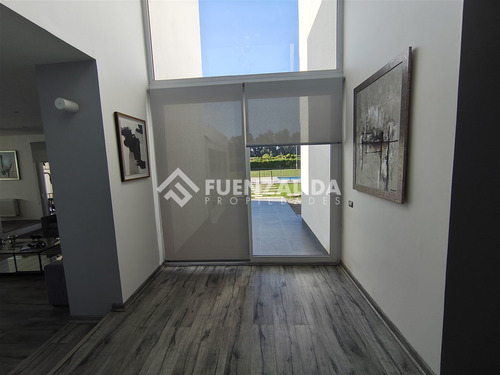 Casa En Venta De 5 Dorm. En Calera De Tango, Aepp