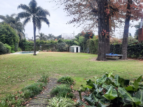 Ubicado En El Exclusivo Barrio Cerrado La Arboleda De Don Torcuato. Lindisima Casa Con 4 Dormitorios. Gran Lote De 920m2. Pileta. Muy Buen Estado.