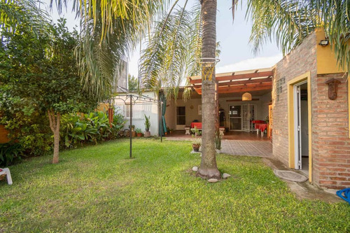 Casa En Venta De 2 Dorm, Cochera Y Patio C/ Pileta