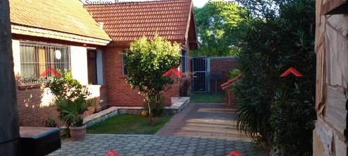 Casa En Venta 2 Dormitorios, Amplios Ambientes, Jardín Cerrado