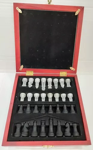 Jogo de xadrez com tabuleiro de madeira e vidro e pecas feitas em