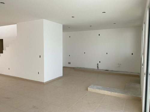 Imagen 3 de 16 de Residencia En Grand Juriquilla, Jardín, 4ta Recamara En Pb,