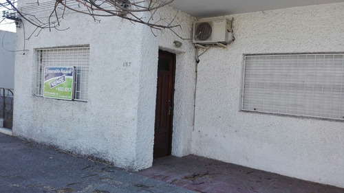 Casa En Venta De 3 Dormitorios En Pueblo Nuevo (ref: Iea-926)