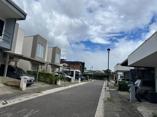 Vendo Casa En Condominio Hacienda El Coyol, Reciente Construcción Y Patio Muy Amplio
