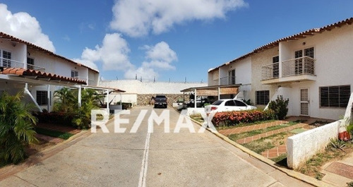 Townhouse Con Tanque Y Vista A La Montaña En Venta, Conjunto Villas Del Sol Mediterraneo, Av Juan Bautista Arismendi, Porlamar, Isla De Margarita, Nueva Esparta - Cod. 0430