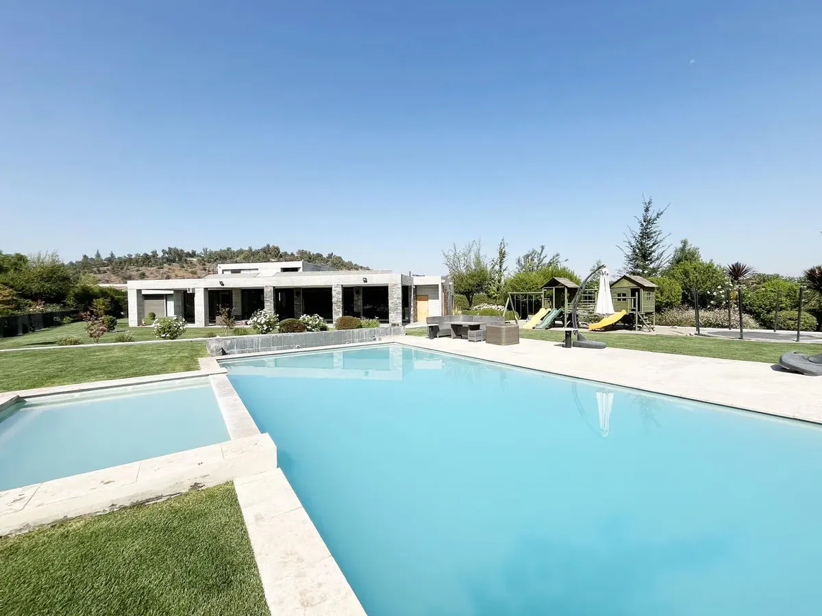 Imagen 1 de 25 de En Venta Casa Moderna En Condominio Viñas De Chicureo