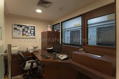 Amplia Oficina En Venta Las Mercedes.tipo Ph, 623 M2,actualizada ,amoblada. Son 15 Despachos, Salas Reuniones, Area De Cocina Y Comedor,24 Puestos De Estac. Seguridad Ingreso Garita . 25-2576gm